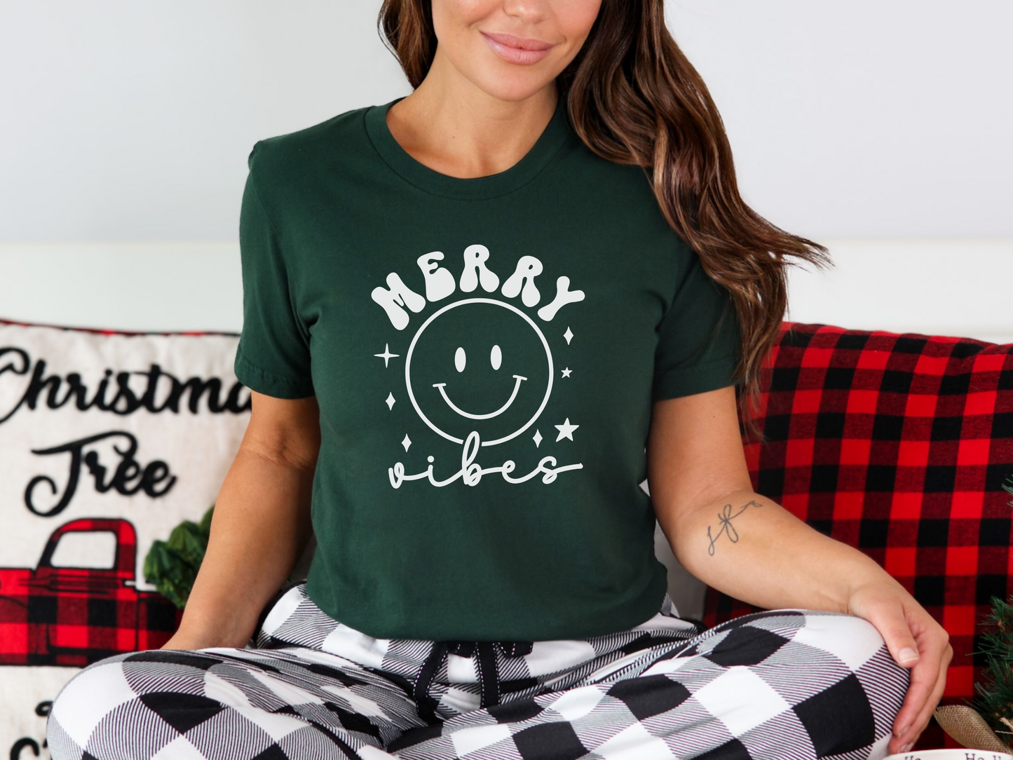 Cute Christmas T-Shirt - "Merry Vibes" Smiley Face Holiday Tee